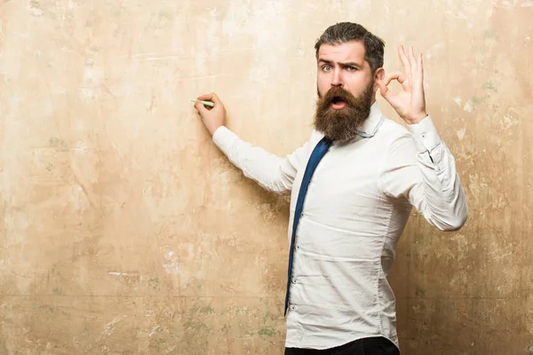 Homme barbu avec barbe sur le visage surpris écrire avec de la craie — Photo