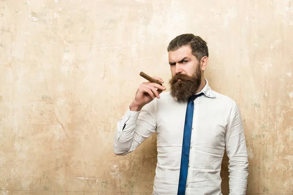 Hipster en grave cara fumar cigarro — Foto de Stock