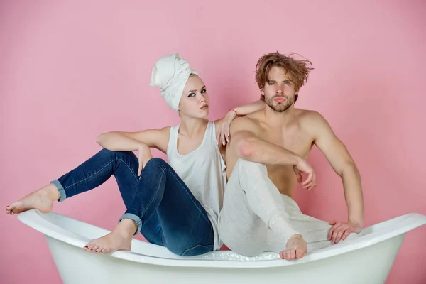 Man en vrouw op bad, verliefde paar — Stockfoto