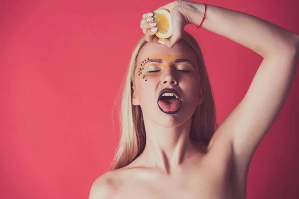 Woman with creative fashionable makeup drink lemon, vitamin — Stock Photo, Image
