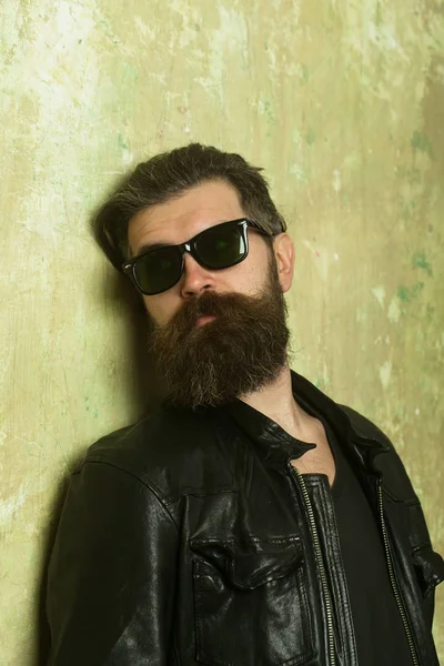 Hipster em jaqueta de couro e óculos . — Fotografia de Stock