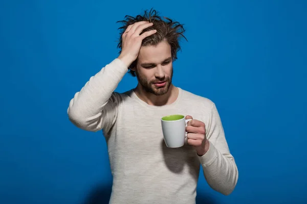 El té o el café al hombre con la taza tiene dolor de cabeza — Foto de Stock