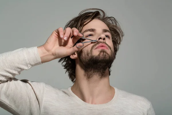Uomo taglio baffi capelli con forbici — Foto Stock