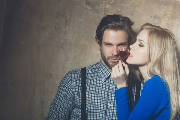 Homem e mulher posando com copo de licor vermelho — Fotografia de Stock