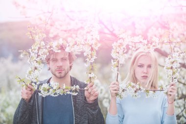 Çift çiçek çiçek aşık.