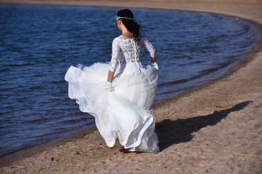 Okyanus kıyısında güzel elbiseli güzel gelin