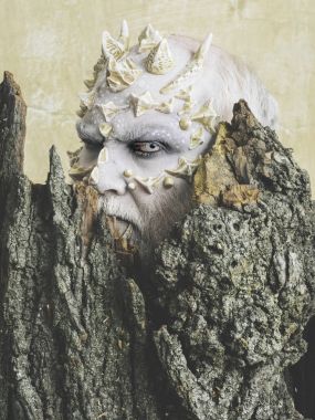 Büyücü adam dikenler ve yüzünde siğil