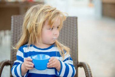 küçük çocuk çocuk çok güzel ciddi yüz ve süt bıyıklı