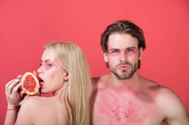 Yaz, greyfurt kadın yakınındaki insanın elinde çifte