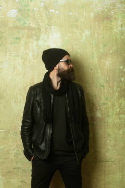 adam ciddi bir yüz ile.