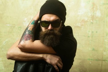 Hipster deri ceket ve gözlük ile şapka.