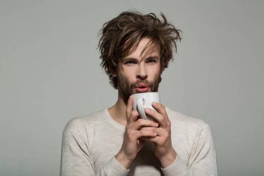 adam sabah ferahlık fincan çay, kahve ile