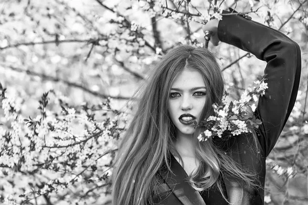 Mujer con el pelo largo en ramas florecientes del árbol —  Fotos de Stock