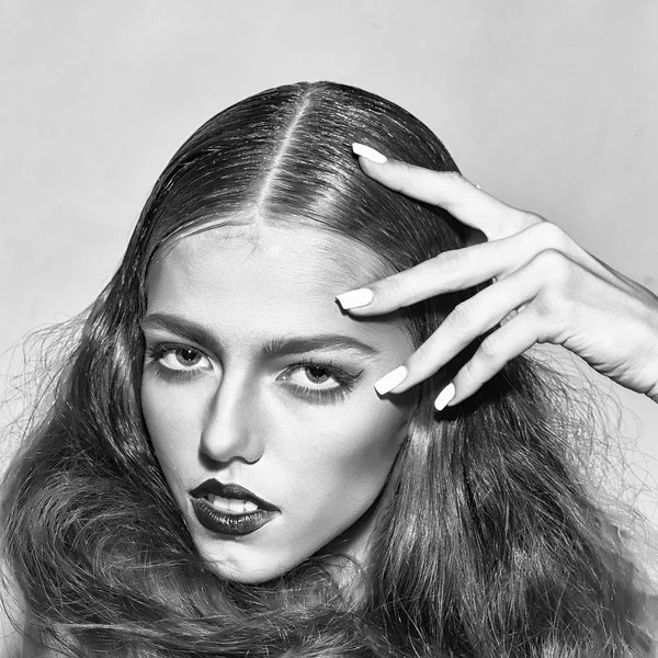 Meisje houd hand gezicht met make-up — Stockfoto