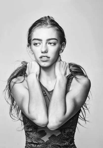 uzun saçlı kız tutar