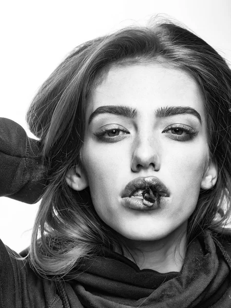 yüzünde arı bayanla