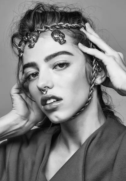 Chica con cadena metálica y anillo en la nariz — Foto de Stock