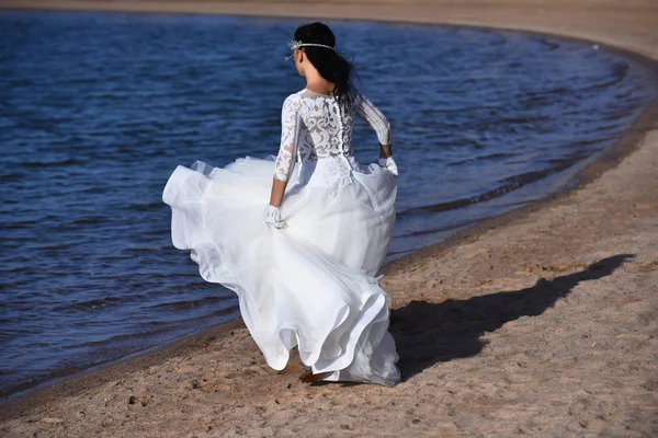 Okyanus kıyısında güzel elbiseli güzel gelin