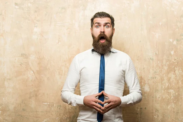 Бородатый мужчина или хипстер с длинной бородой на удивленном лице — стоковое фото