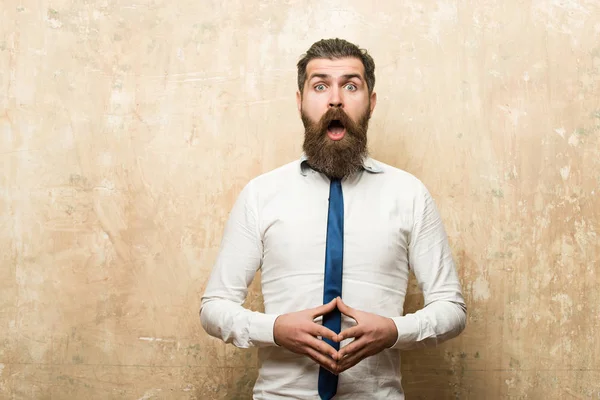 sürpriz yüzünde uzun sakallı adam veya hipster sakallı