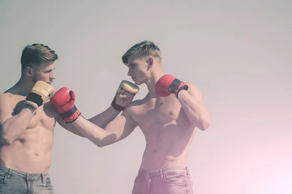 Winnaar en verliezer in bokshandschoenen. — Stockfoto