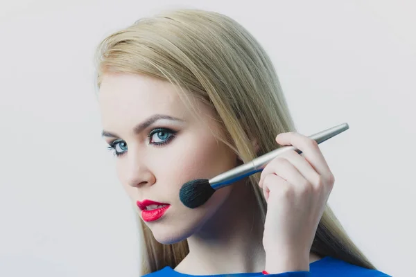 Vrouw make-up toe te passen op de huid van het gezicht met poeder borstel — Stockfoto