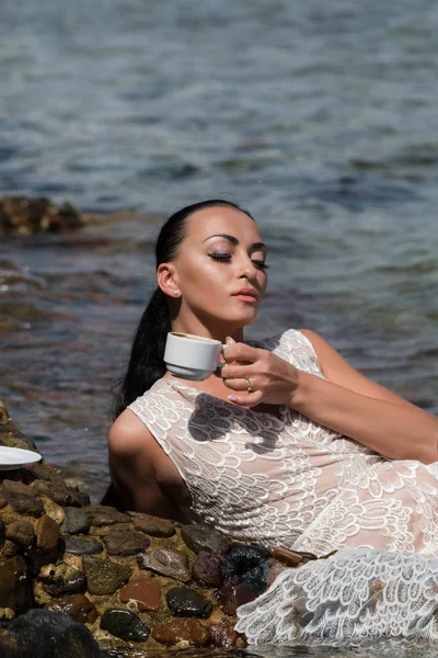 Güzel kız açık denizde kahve içme