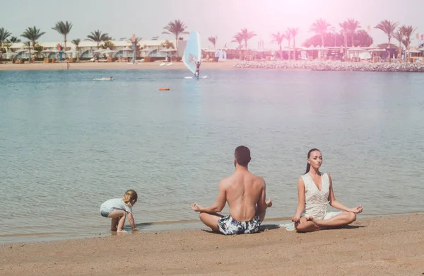 Aile mutlu bir çocuk, erkek ve kadın meditasyon, yoga pose — Stok fotoğraf