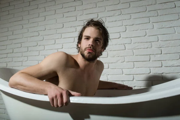 Tip care stă în cadă de baie — Fotografie, imagine de stoc