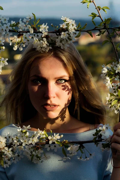 Meisje in het voorjaar van. — Stockfoto