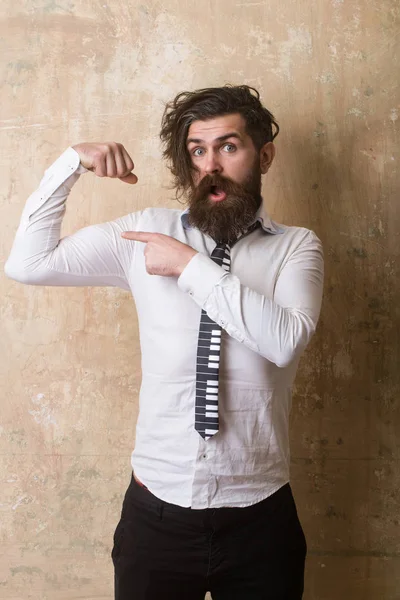 Adam yandan pazı kas göster.