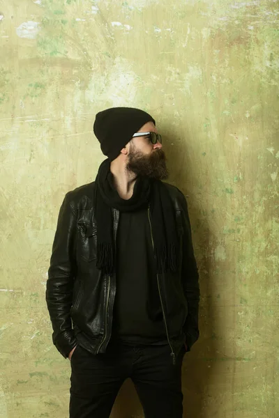 adam ciddi bir yüz ile.