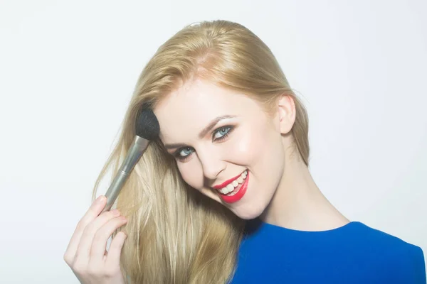 Lycklig kvinna tillämpa makeup på ansikte med puderborste — Stockfoto