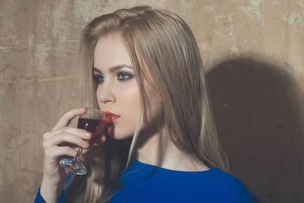 Menina beber copo de licor vermelho — Fotografia de Stock