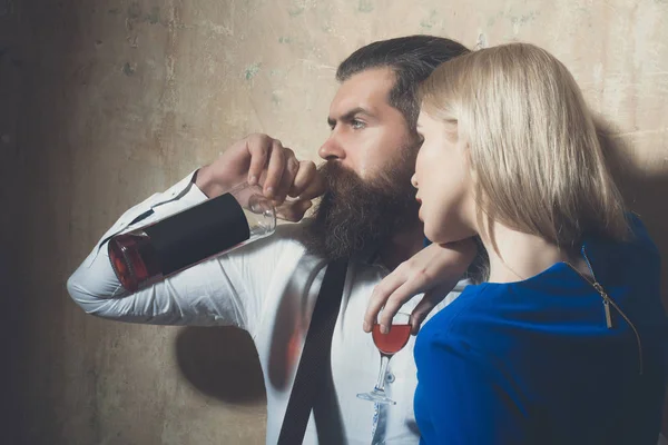Alkoholtartalmú italok szerelmes pár — Stock Fotó