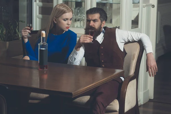 Homem e menina compartilhando garrafa de vinho tinto no restaurante — Fotografia de Stock