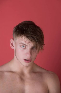 Adam yakışıklı yüzü ve sarı saçlı