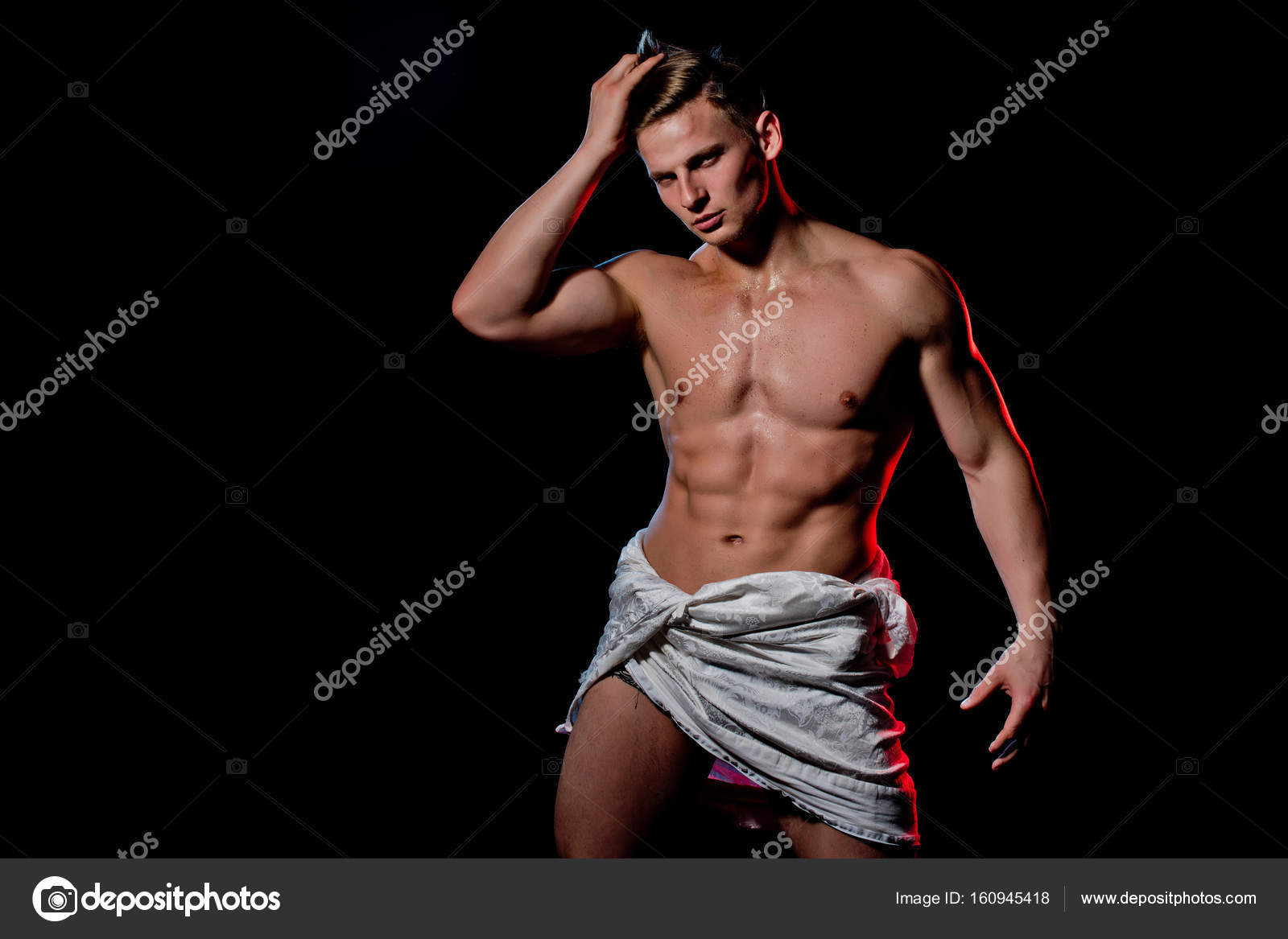 Boxeador con el pecho desnudo. deporte y entrenamiento. pose de culturista  atlético en pantalones. gladiador o atlante con guantes de boxeo. hombre de  cuerpo musculoso.