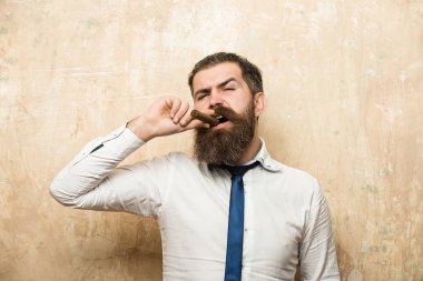 adam ciddi bir yüz yasaktır puro üzerinde