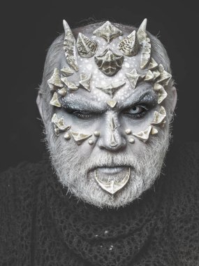 korku erkek ya da dikenler yüz makyaj ile canavar