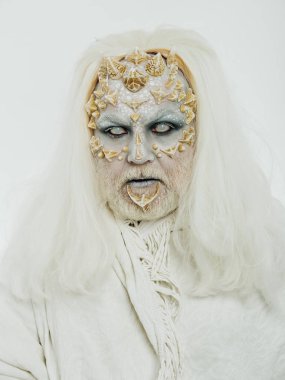 Adam beyaz zemin üzerine kör gözlü