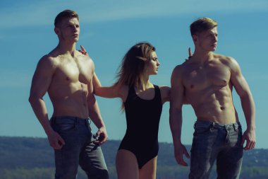 atletik vücut geliştirmeci kızla.