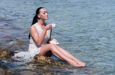 Güzel kız açık denizde kahve içme