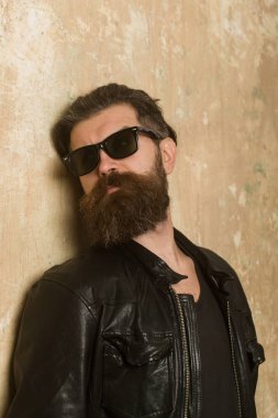 adam ciddi bir yüz ile.