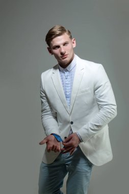 Beyaz ceketli işadamı tutun mavi kartvizit