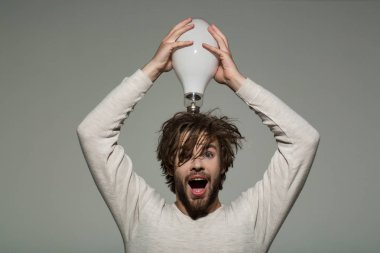 adam bir fikri vardır