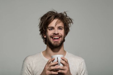 çay veya kahve ile gülümseyen adam