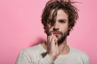 yakışıklı genç adamın Dişlerini fırçalıyor