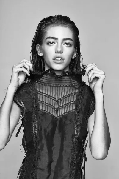 Meisje in sexy zwart vest — Stockfoto