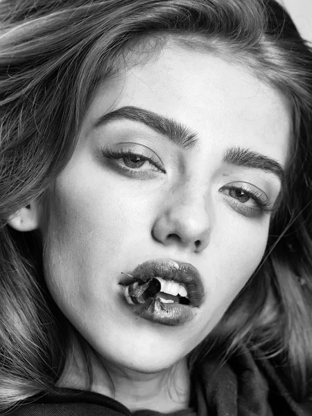 yüzünde arı ile moda modeli